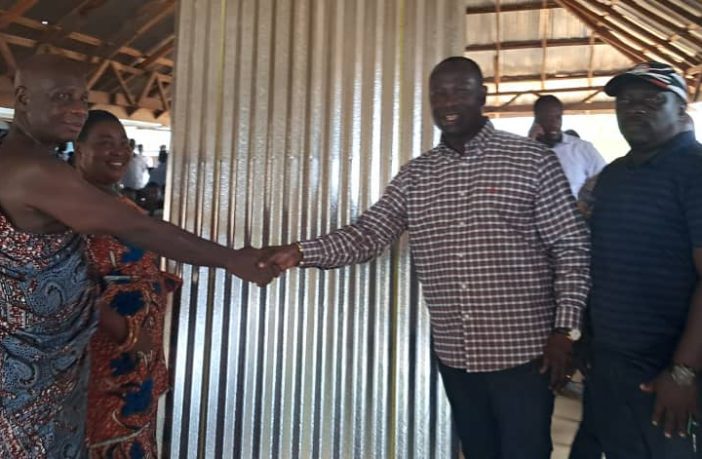 Ellembelle MP donates iron sheets to complete chief’s palace.